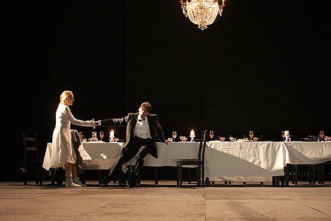 Gehört „Das Fest“ zu den zehn wichtigsten Inszenierungen des vergangenen Theaterjahres? Nachtkritik bittet zur Wahl
