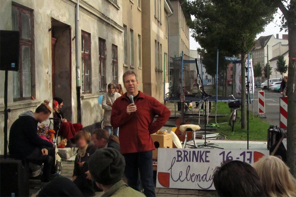 Stefan Fassbinder spricht beim Straßenfest der besetzten Brinke in Greifswald