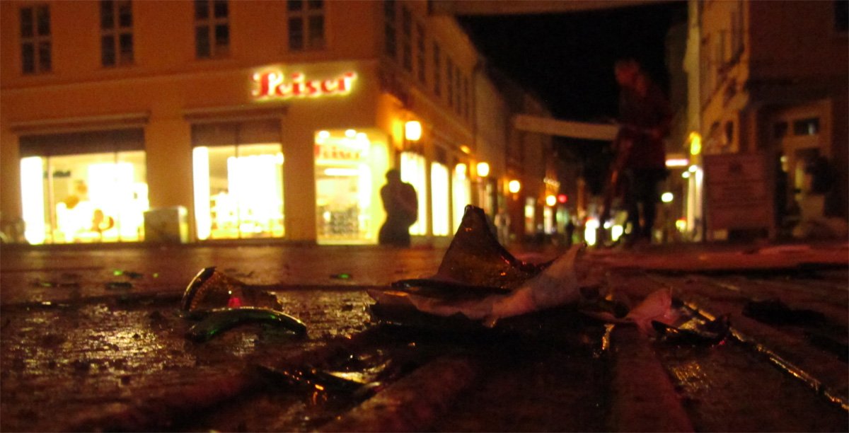 zerbrochene Flaschen nach rechter Demo in Greifswald