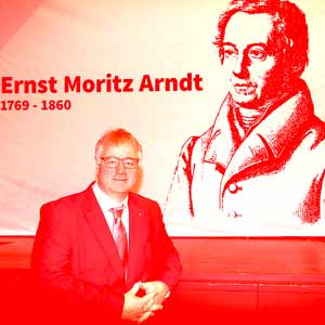 Axel Hochschild posiert vor Arndt