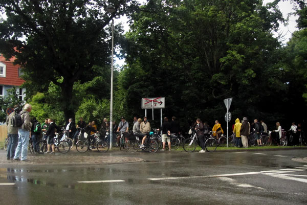 Trotz des Regens kamen 50 Personen zur Kundgebung am Karl-Marx-Platz