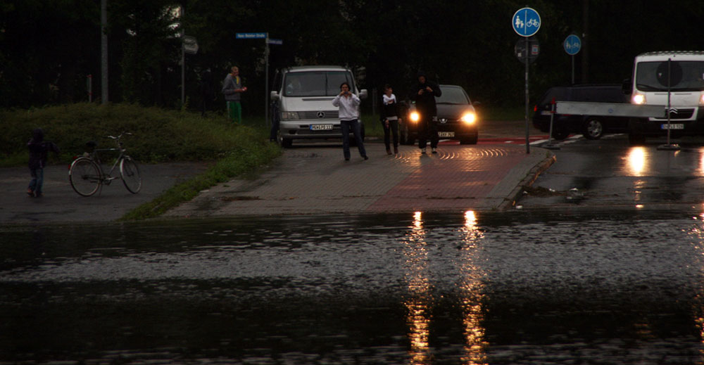 Endlich was los: überflutete Straße am Stadtrand