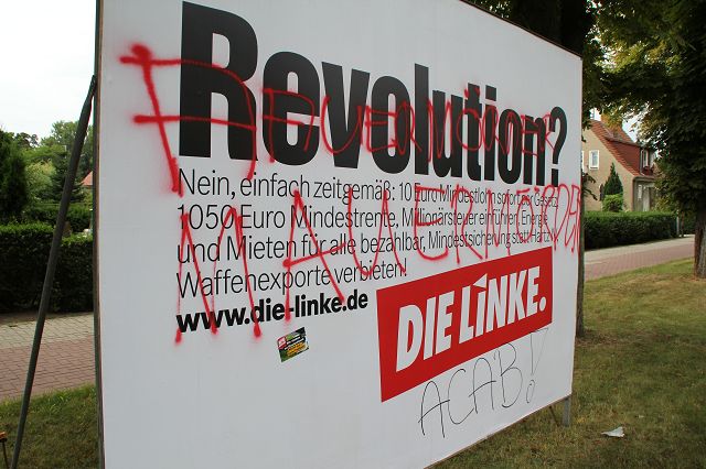 Neonazis zerstörten und beschmierten Plakate der demokratischen Parteien
